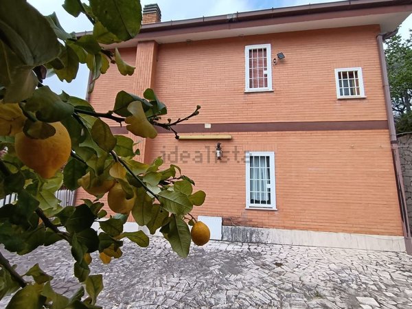 casa indipendente in vendita a Serrone in zona La Forma