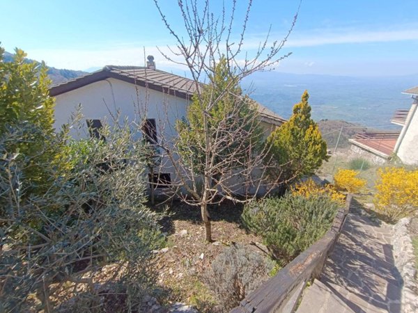 casa indipendente in vendita a Serrone