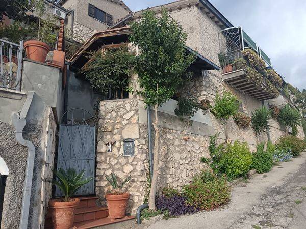 casa indipendente in vendita a Serrone