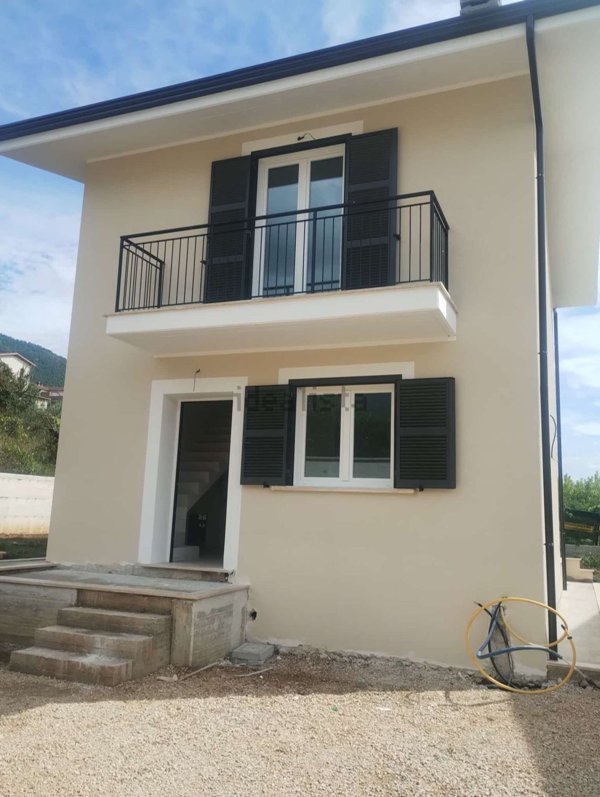 casa indipendente in vendita a Serrone