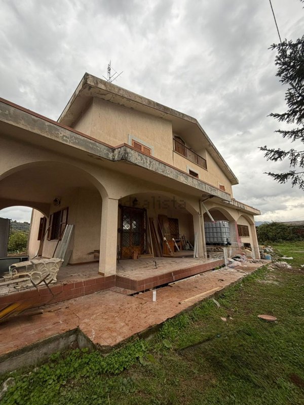 casa indipendente in vendita a Serrone