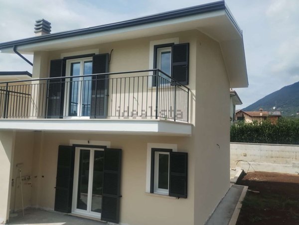 casa indipendente in vendita a Serrone