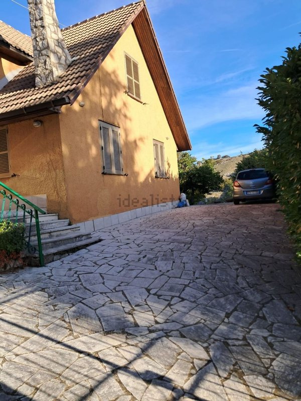 casa indipendente in vendita a Serrone