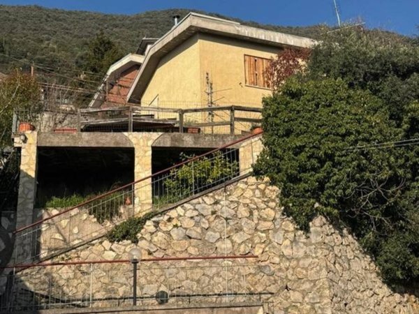 casa indipendente in vendita a Serrone in zona La Forma