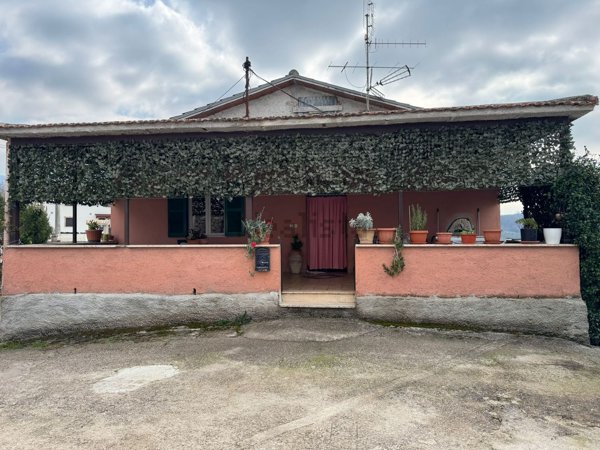 casa indipendente in vendita a Serrone in zona La Forma