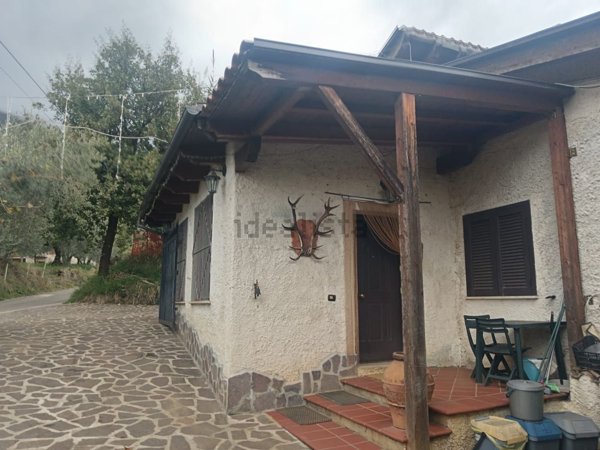 casa indipendente in vendita a Serrone in zona La Forma