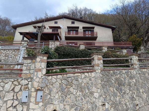 casa indipendente in vendita a Serrone