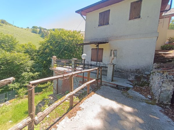 casa indipendente in vendita a Serrone