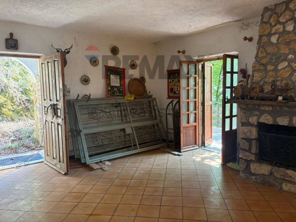 casa indipendente in vendita a Serrone in zona La Forma