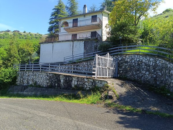 casa indipendente in vendita a Serrone