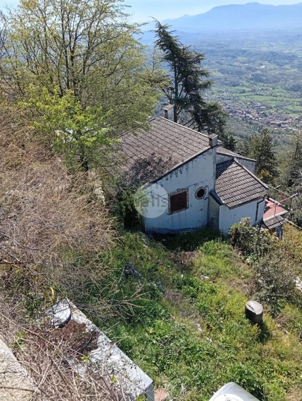 casa indipendente in vendita a Serrone in zona La Forma