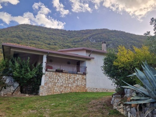 casa indipendente in vendita a Sgurgola