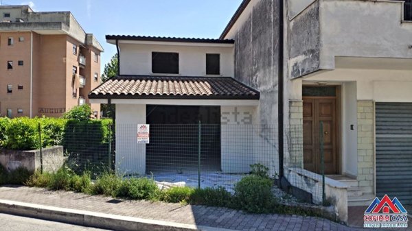 casa indipendente in vendita a Sora