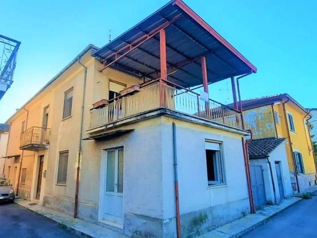 casa indipendente in vendita a Sora in zona Carnello