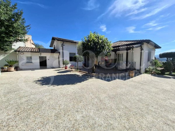 casa indipendente in vendita a Sora