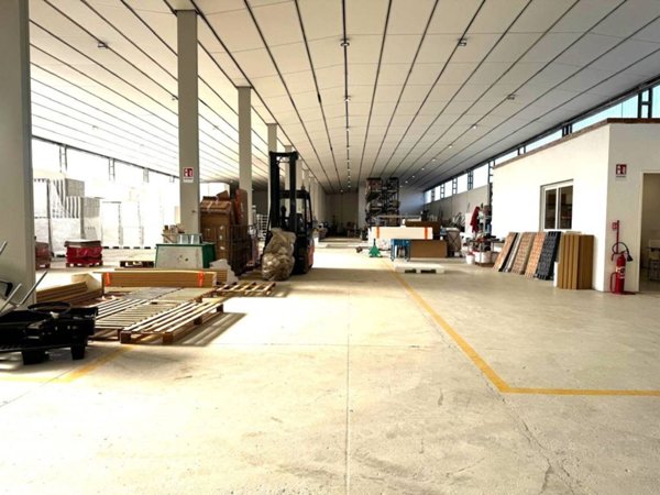 locale commerciale in vendita a Sora