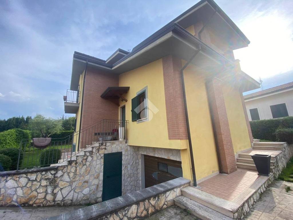 casa indipendente in vendita a Sora in zona Carnello