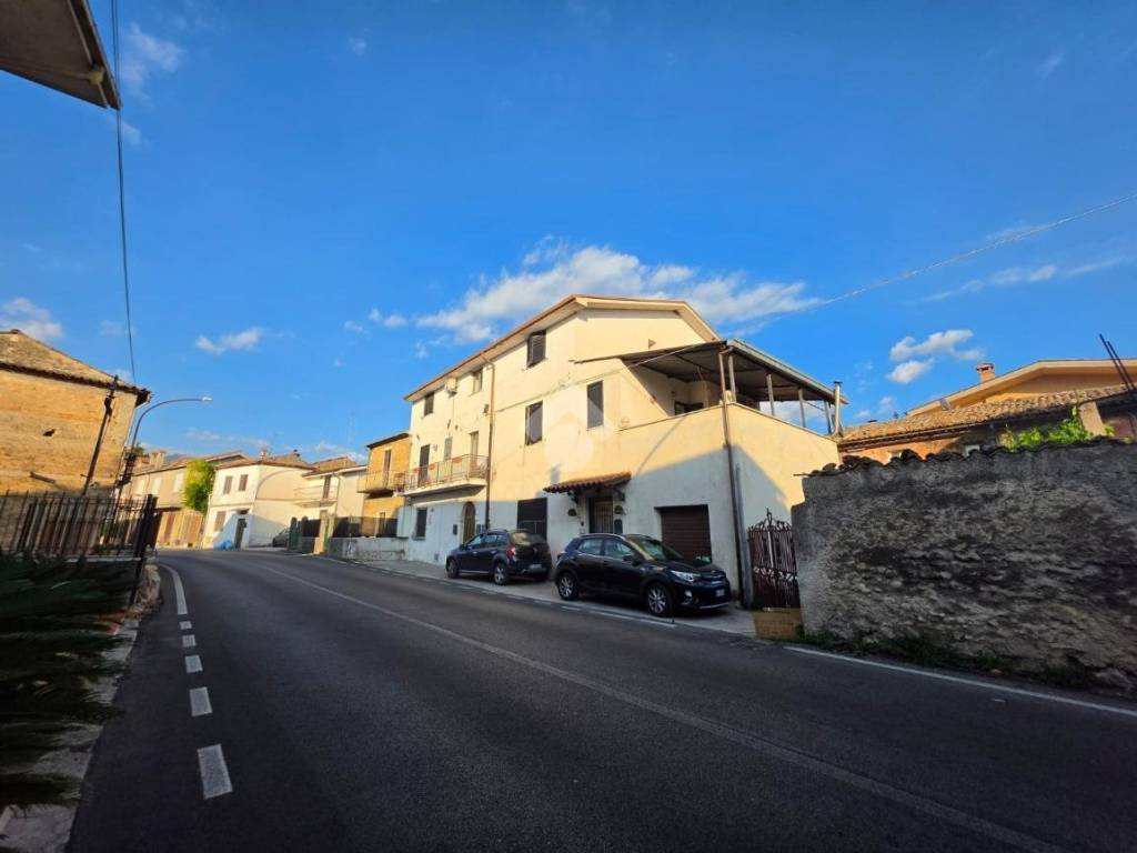 intera palazzina in vendita a Sora in zona Carnello