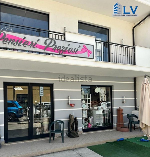 locale commerciale in vendita a Strangolagalli