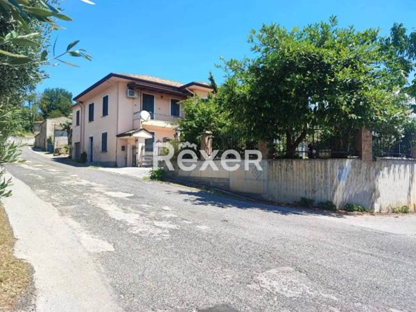 casa indipendente in vendita a Strangolagalli
