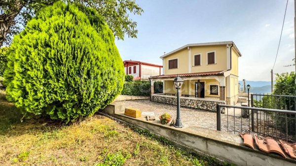 casa indipendente in vendita a Torre Cajetani