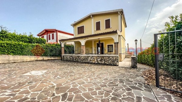 casa indipendente in vendita a Torre Cajetani