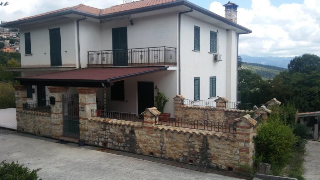 casa indipendente in vendita a Torre Cajetani