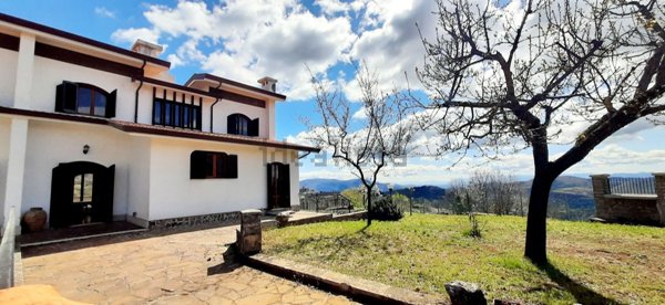 casa indipendente in vendita a Torre Cajetani