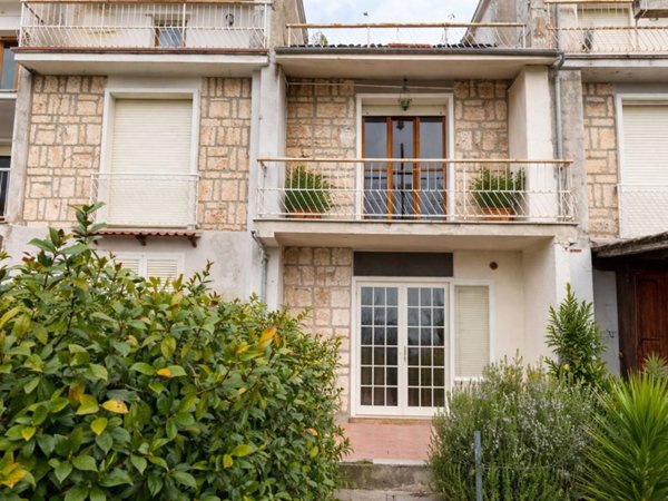 casa indipendente in vendita a Torre Cajetani