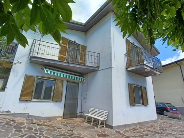casa indipendente in vendita a Torre Cajetani