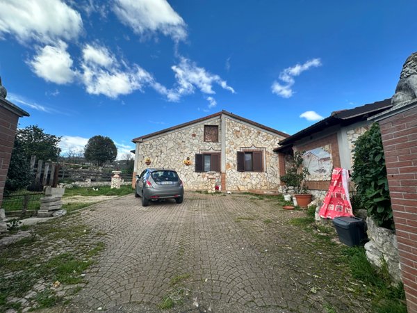 casa indipendente in vendita a Trivigliano