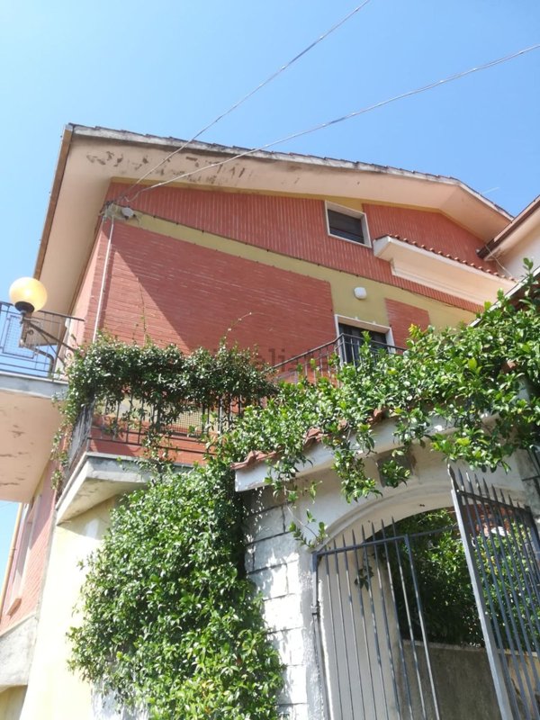 casa semindipendente in vendita a Vallerotonda in zona Valvori