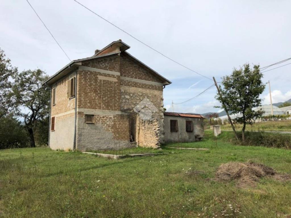 casa indipendente in vendita a Veroli in zona Casamari