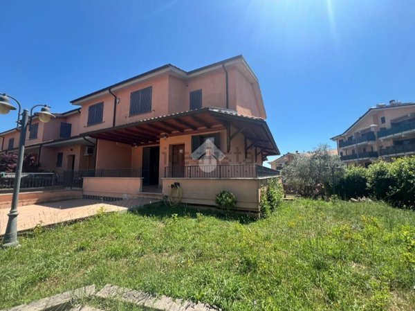 casa indipendente in vendita a Veroli in zona Casamari