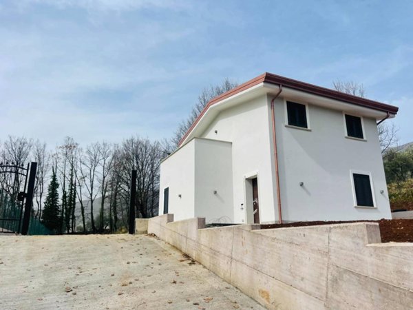 casa indipendente in vendita a Vico nel Lazio
