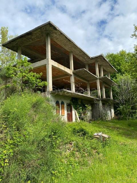 casa indipendente in vendita a Vico nel Lazio