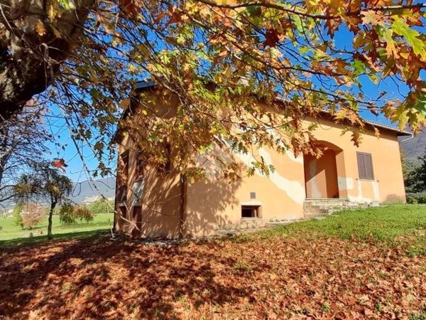 casa indipendente in vendita a Vico nel Lazio