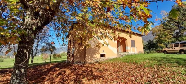 casa indipendente in vendita a Vico nel Lazio