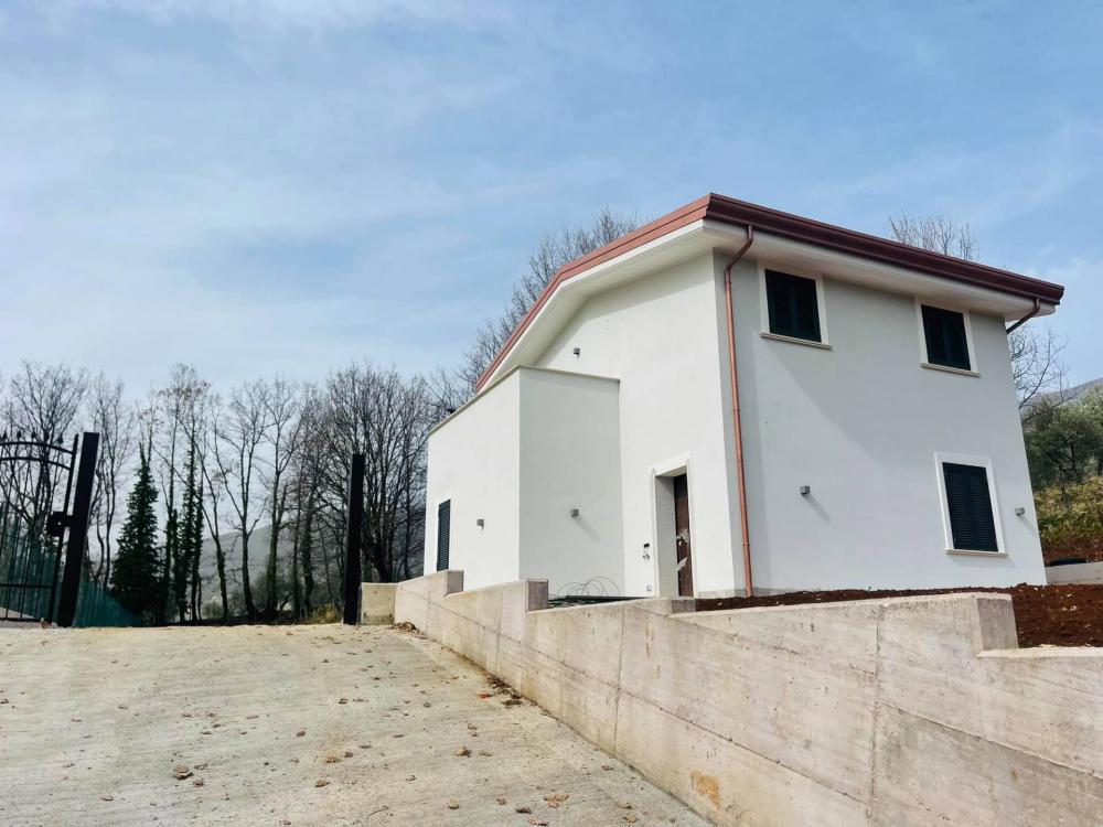 casa indipendente in vendita a Vico nel Lazio