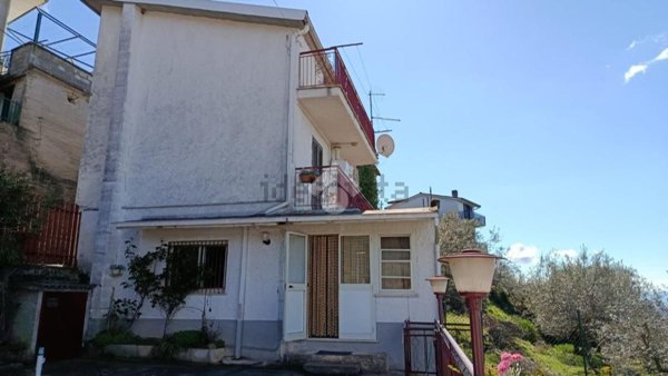 casa indipendente in vendita a Vico nel Lazio