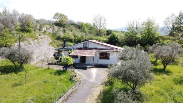 casa indipendente in vendita a Vico nel Lazio