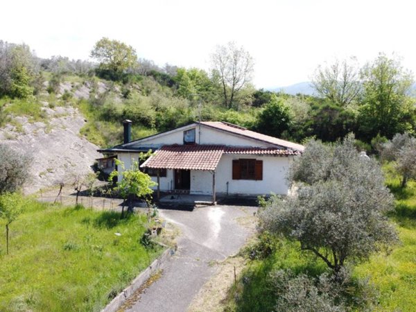 casa indipendente in vendita a Vico nel Lazio