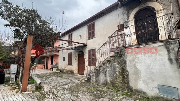 casa semindipendente in vendita a Vico nel Lazio