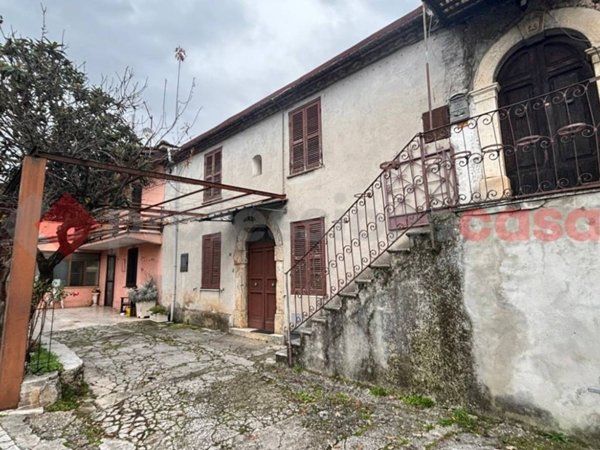 casa semindipendente in vendita a Vico nel Lazio