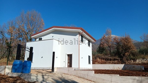 casa indipendente in vendita a Vico nel Lazio