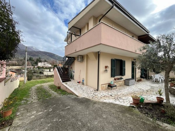 casa indipendente in vendita a Vico nel Lazio in zona Pitocco