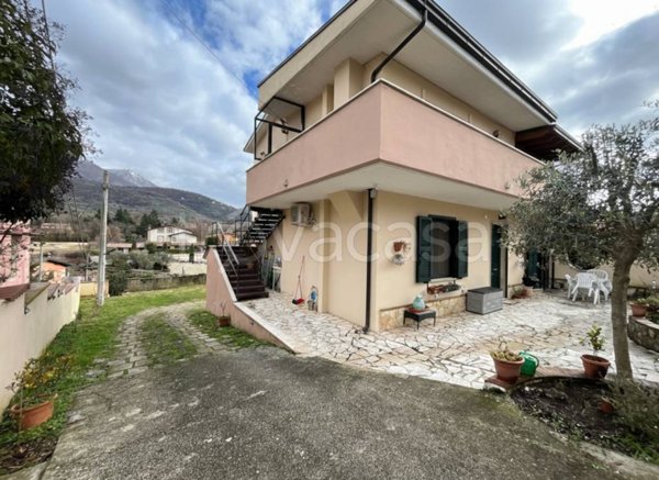 casa indipendente in vendita a Vico nel Lazio