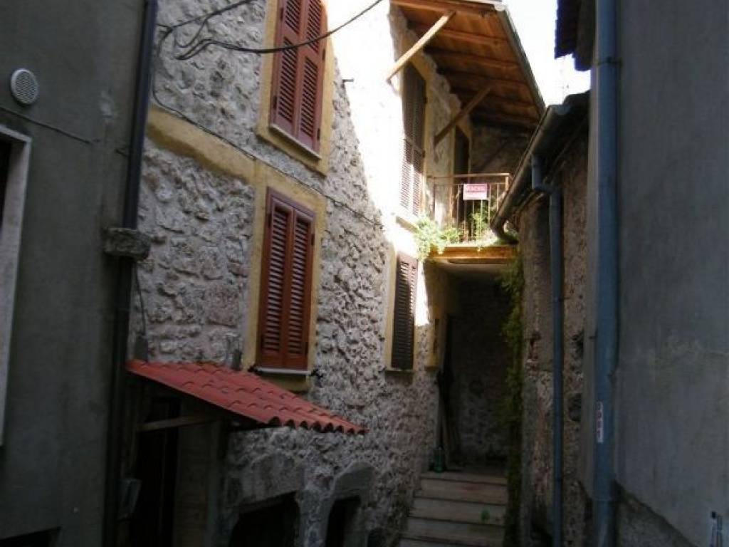 casa indipendente in vendita a Vico nel Lazio