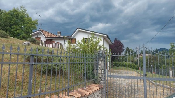 casa indipendente in vendita a Vico nel Lazio