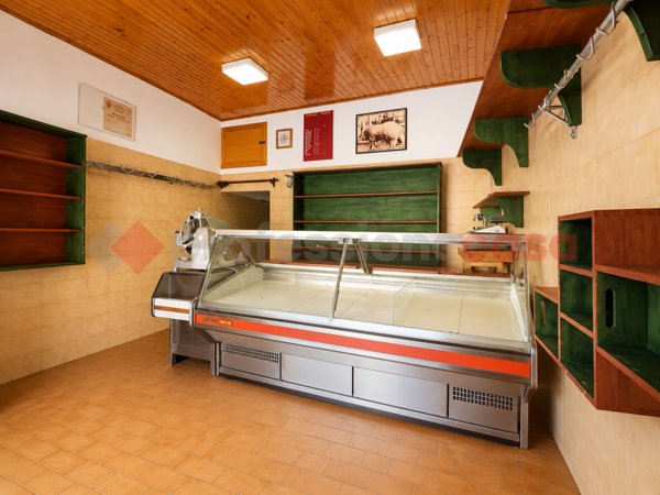 locale commerciale in vendita a Vico nel Lazio
